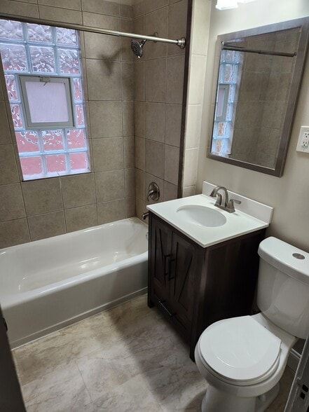 Building Photo - 17 Meriden St