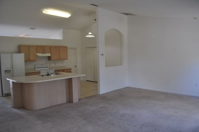 Building Photo - 3 Bedroom 2 Bath Home in Lehigh Woods