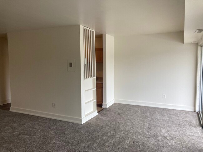 Dining Area - 620 6th Ave