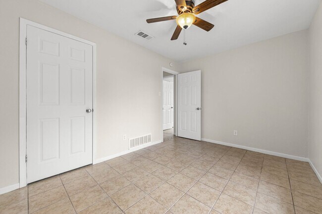Building Photo - 2300 Zinnia Ct