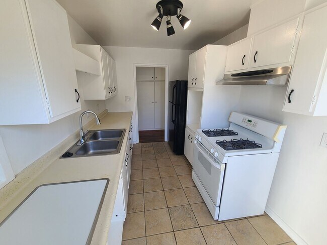 Building Photo - Spacious Ocean Beach 2 bed 1 bath just a f...