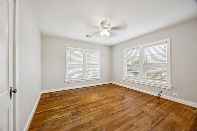 Building Photo - 1810/1812 W. Alabama St Apartments