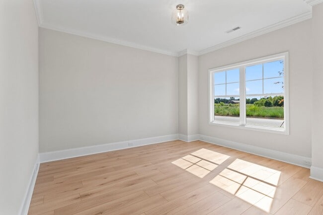 Building Photo - 247 Susan Lynn Dr