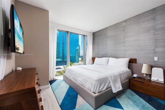 Building Photo - 1300 Brickell Bay Dr