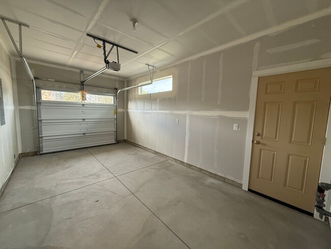 Building Photo - Brand New Stunning 3 Bed/2.5 Bath Townhouse-Old Farm District