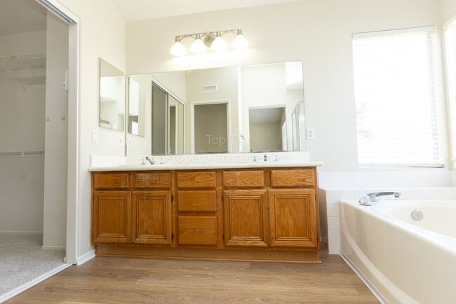 Building Photo - Beautiful home in Sunset Glen with 4 bedrooms 2.5 bath, 1726 Sq Ft available NOW