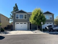 Building Photo - Gorgeous 4 Bedroom 2.5 Bath Home-A Must Se...