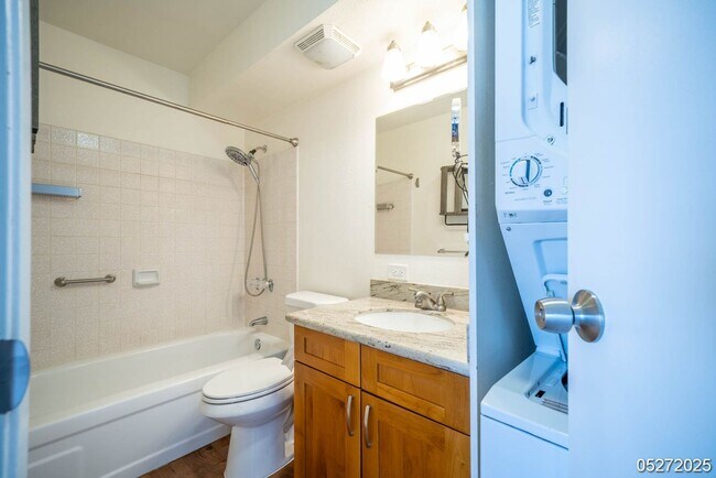 Building Photo - $2,350 / 1br - 552ft2 - Modern Comfort & C...