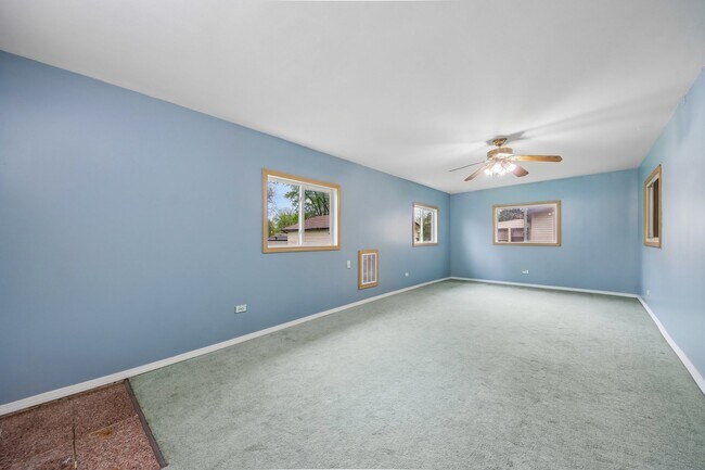 Building Photo - 670 Lakeview Ln