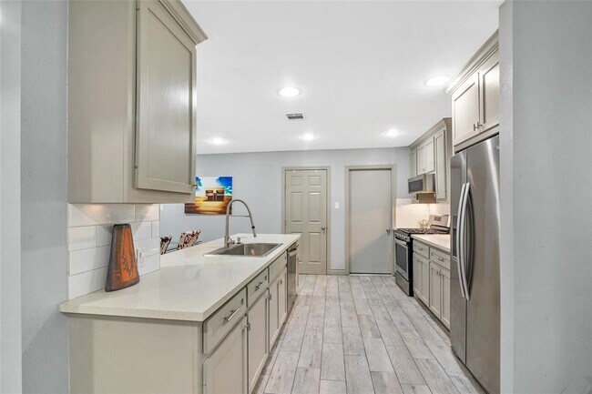 Building Photo - 6023 Pineshade Ln