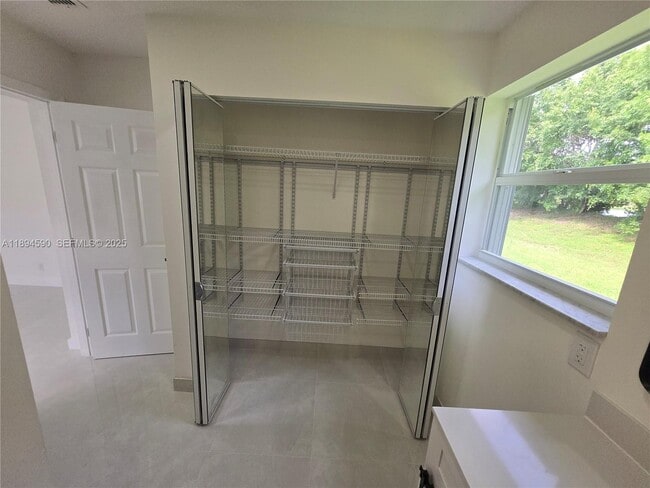 Building Photo - 600 SW 8th Pl