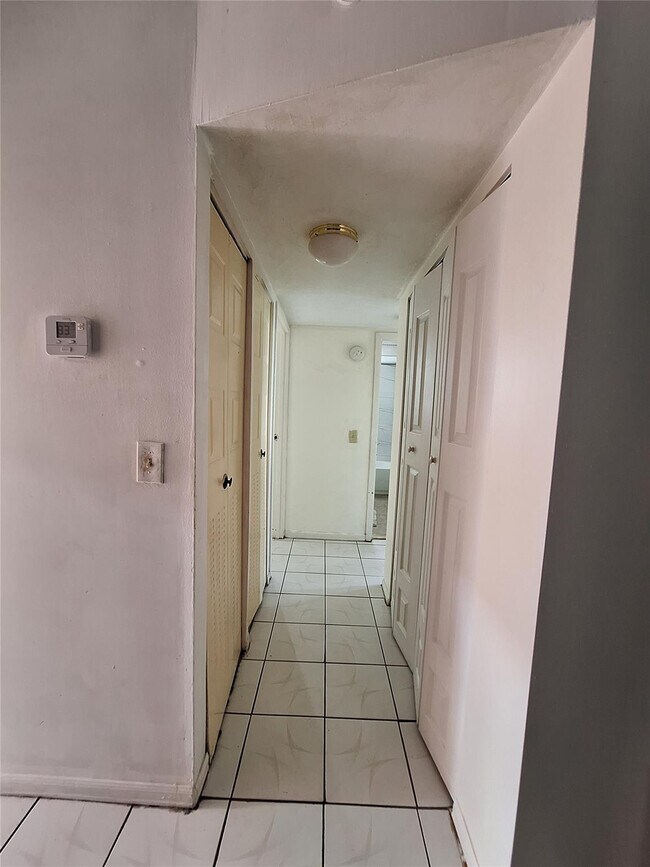 Building Photo - 2821 Somerset Dr