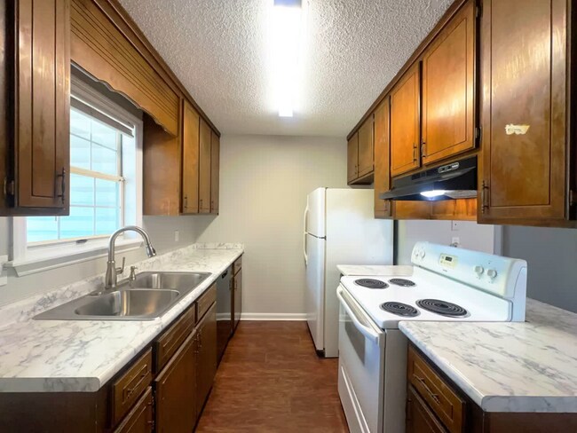 Building Photo - 1632 Lexington Cir