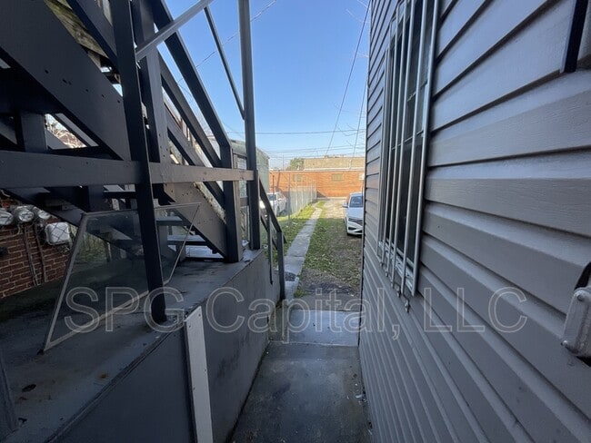 Building Photo - 631 E Market St