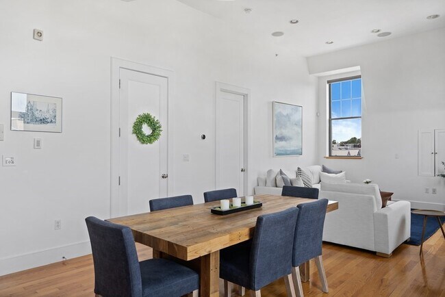 Building Photo - 517 E 6th St