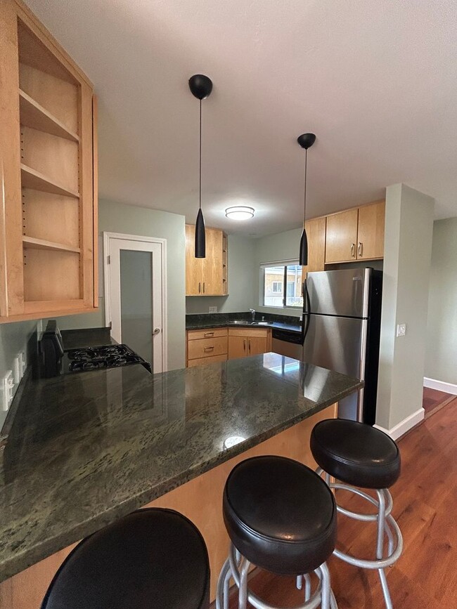 Building Photo - Spacious 2 bedroom