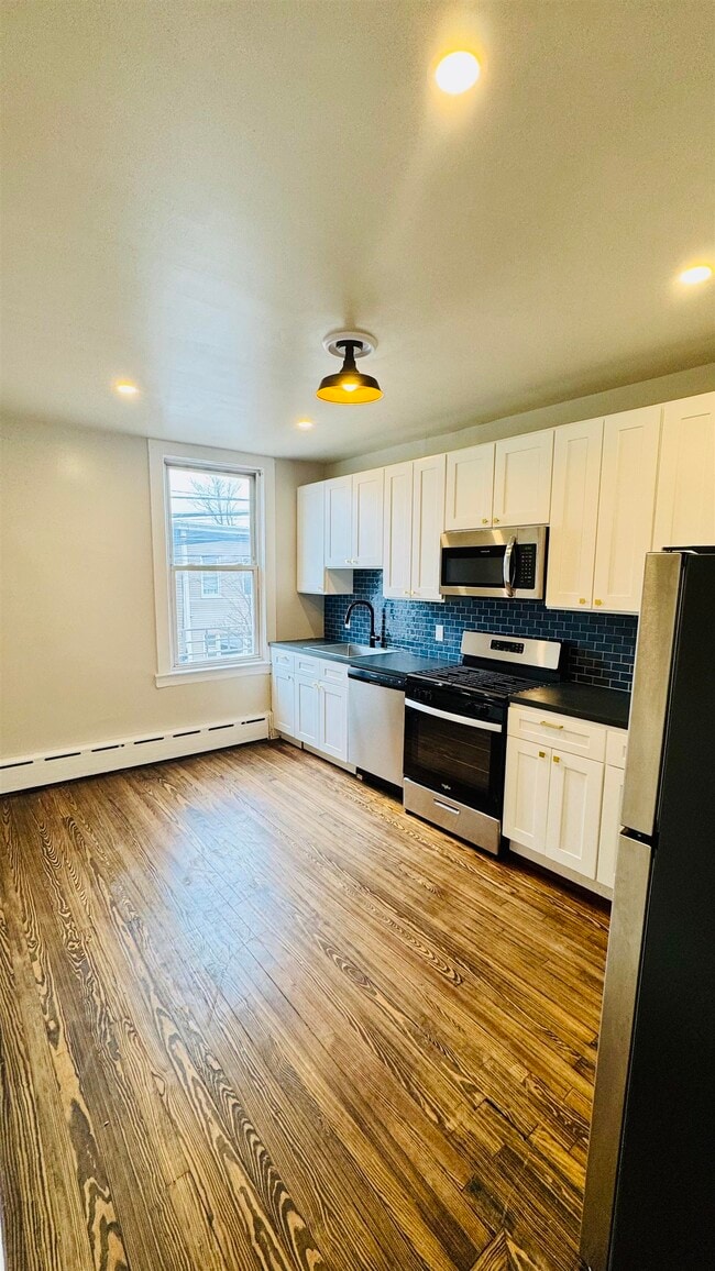 Building Photo - 682 Summit Ave