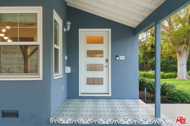 Building Photo - 15040 Hamlin St