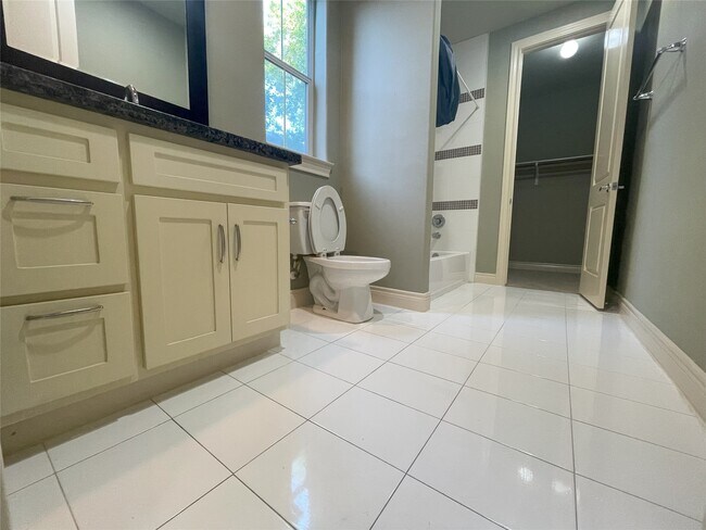 Building Photo - 3138 Pemberton Walk