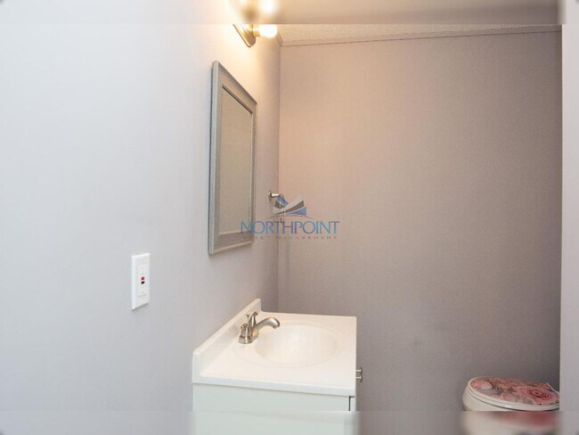 Building Photo - Bright & Open 2 bed 2 bath