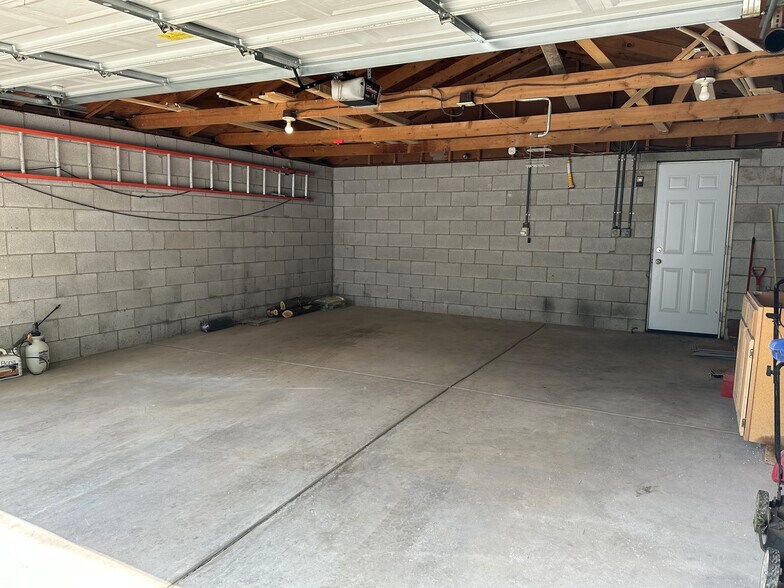 Building Photo - 784 Carpenter St