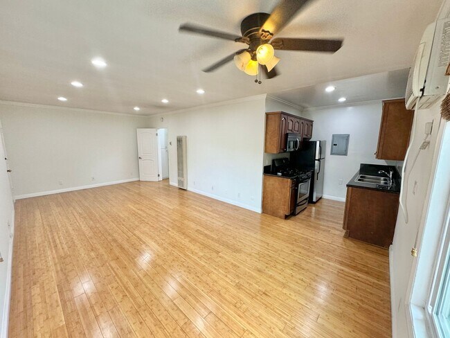 Building Photo - 10876 Palms Blvd