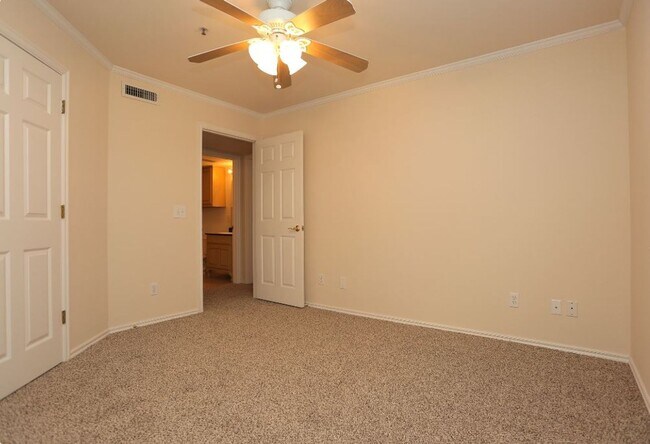 Building Photo - 2-bedroom 1 bath available in midtown!