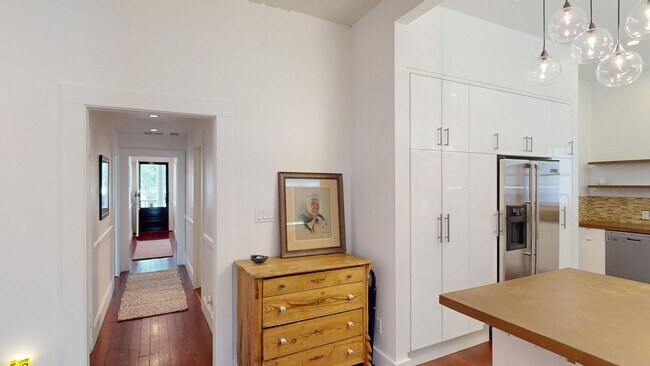 Building Photo - Downtown San Anselmo Updated 4x3 + aupair ...
