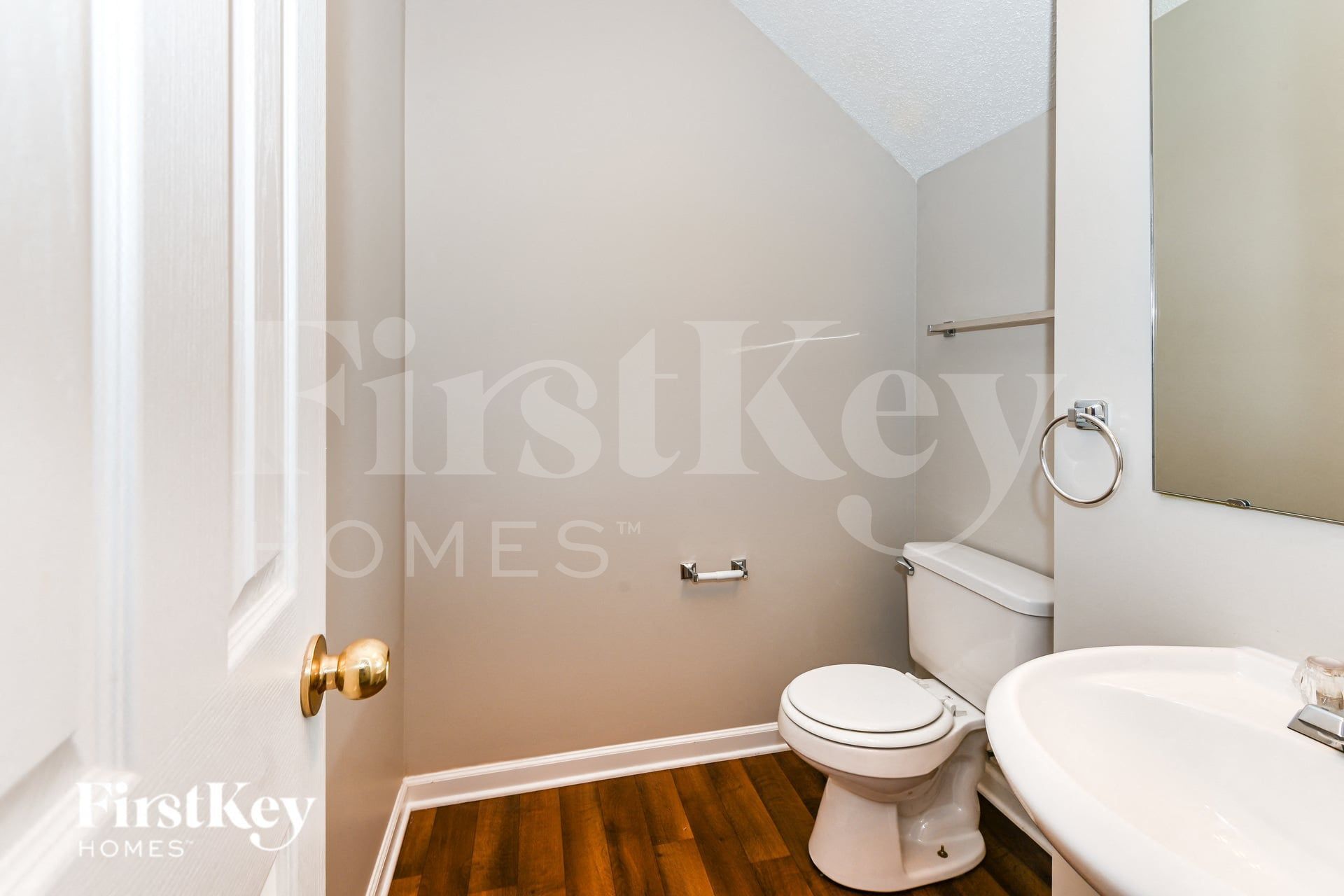 Building Photo - 8121 Chatham Oaks Dr