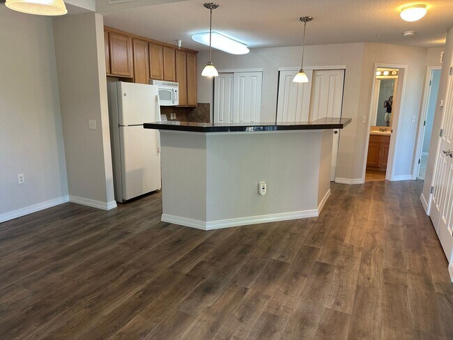 Building Photo - Updated upper floor condo with great south...