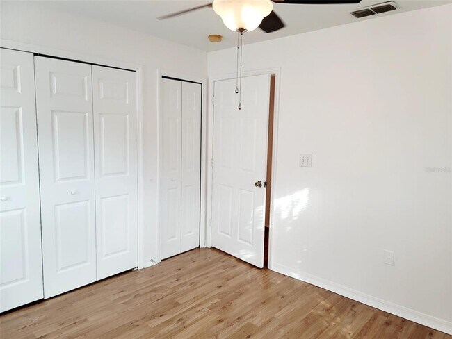Building Photo - 5475 Vineland Rd