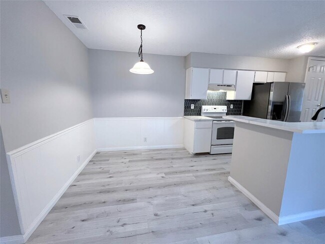 Building Photo - 9900 Hundred Oaks Cir