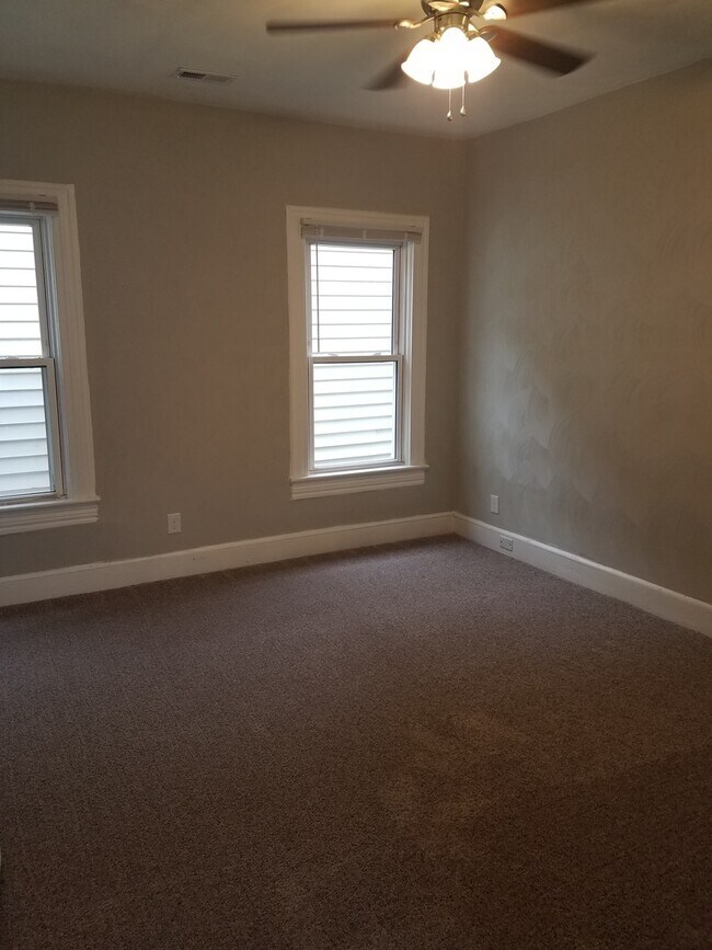 Building Photo - Spacious 4 bedroom 2 bath renovated single...