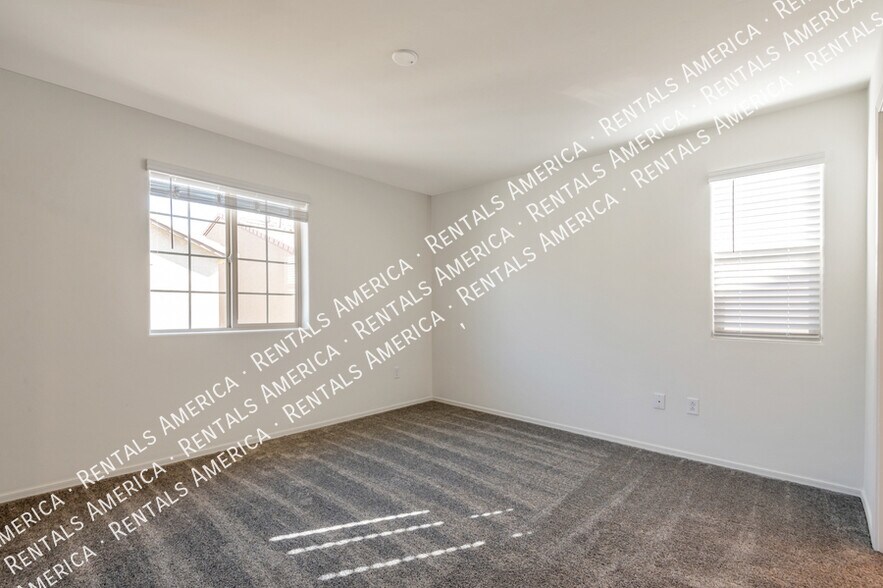 Building Photo - 1071 E Descent St