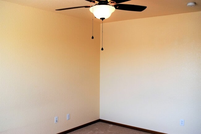 Building Photo - Spacious & Convenient Living in Shady Oaks!