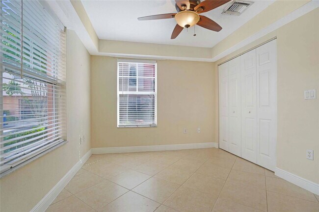 Building Photo - 1033 NE 17th Way