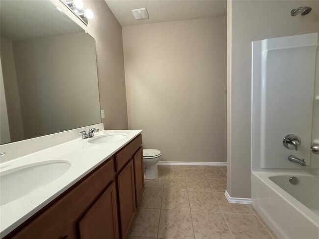 Building Photo - 225 Russet Trl