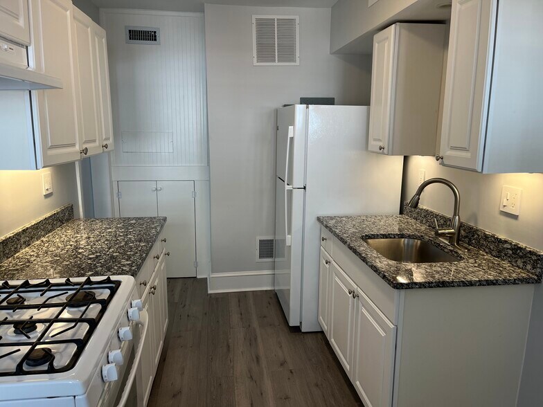 Building Photo - 7901 Greenwood Ave