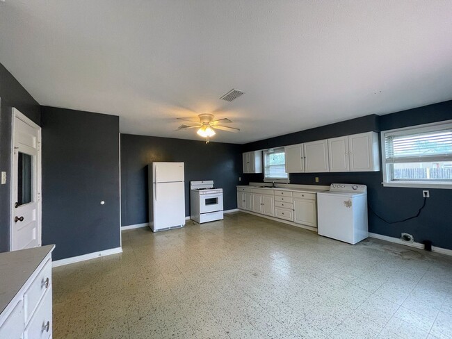 Building Photo - Charming 2-Bedroom Single-Family Home – Perfect for Comfort & Convenience!
