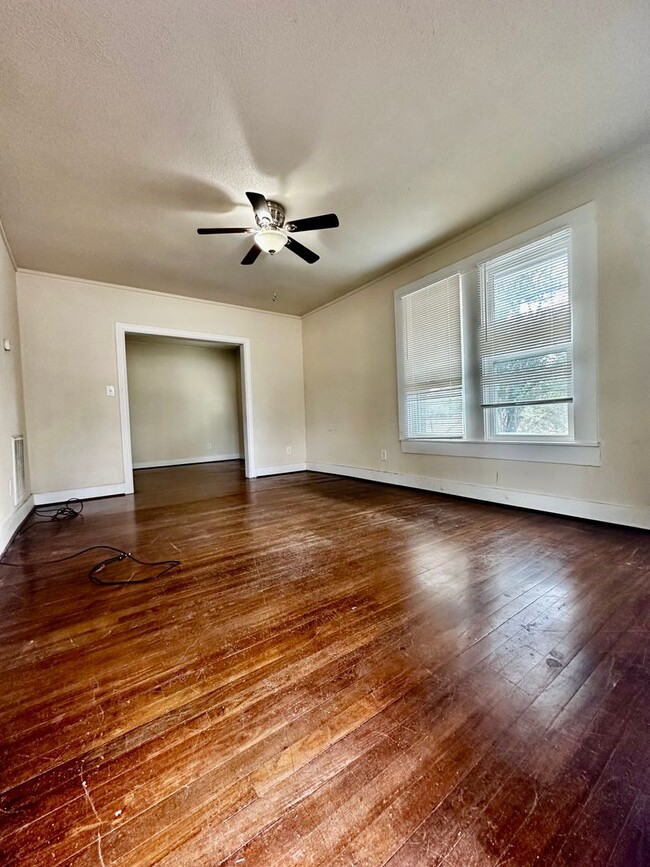 Building Photo - Bungalow Home