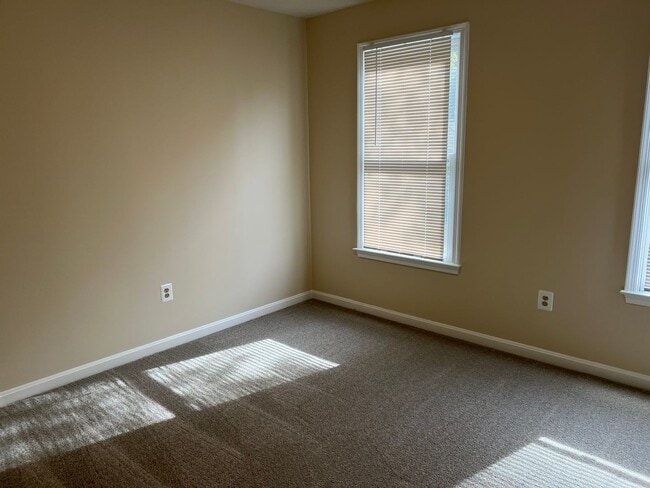 Building Photo - Spacious and Gracious, Close to EVERYTHING!