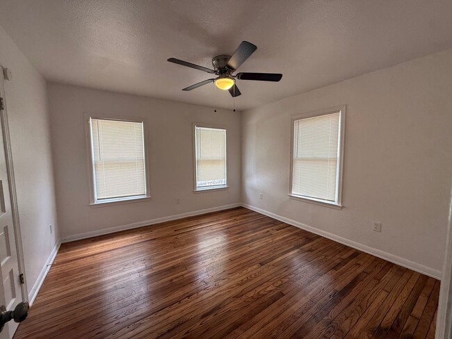 Building Photo - Newly Renovated 2 Bed Home | Hardwood Floors + Updated Interior!