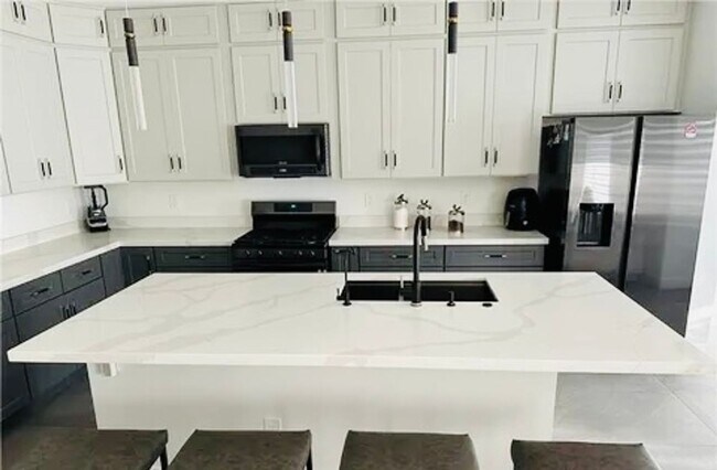 Building Photo - Fully Furnished 4BR + RV Garage