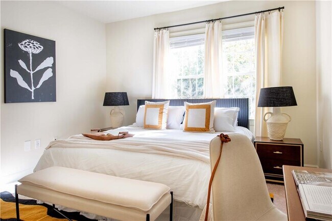 Building Photo - 1402 Markan Dr NE