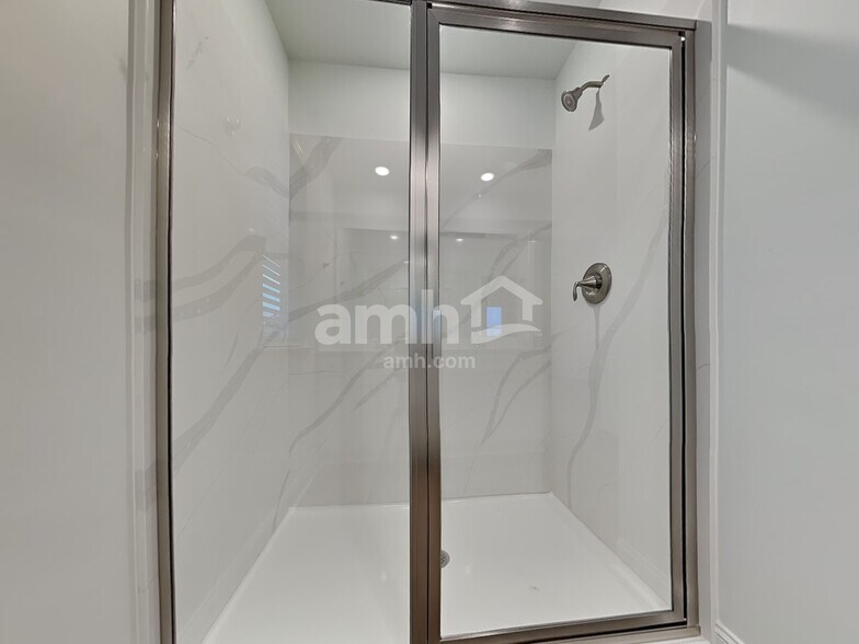 Building Photo - 314 Golucke Way