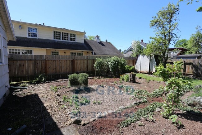 Building Photo - Beautiful, Spacious 3 Bedroom - Foster-Powell Neighborhood