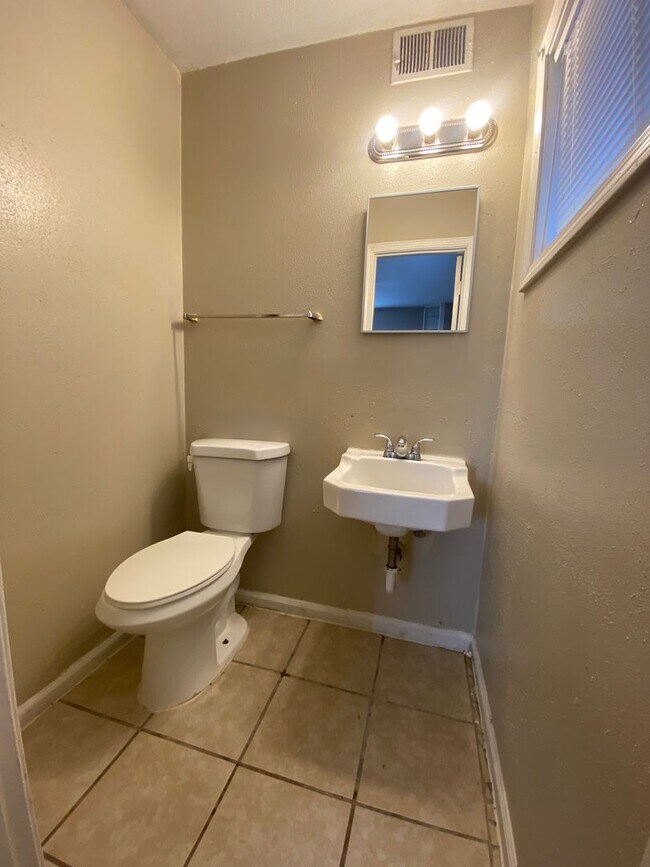 Building Photo - **ON HOLD**3 Bedroom / 1.5 Bathroom Home for Rent in Columbus, GA***