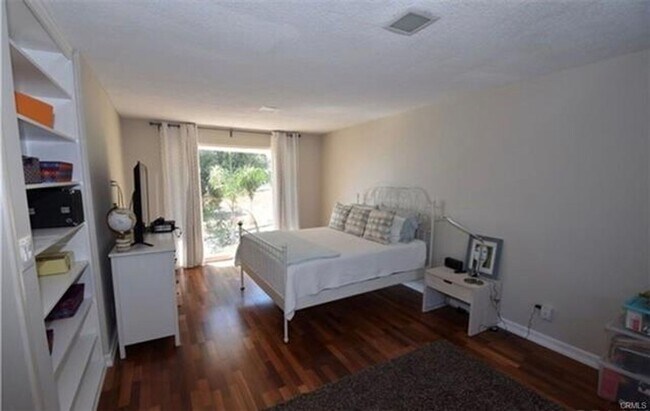 Building Photo - Rare multi-generational home