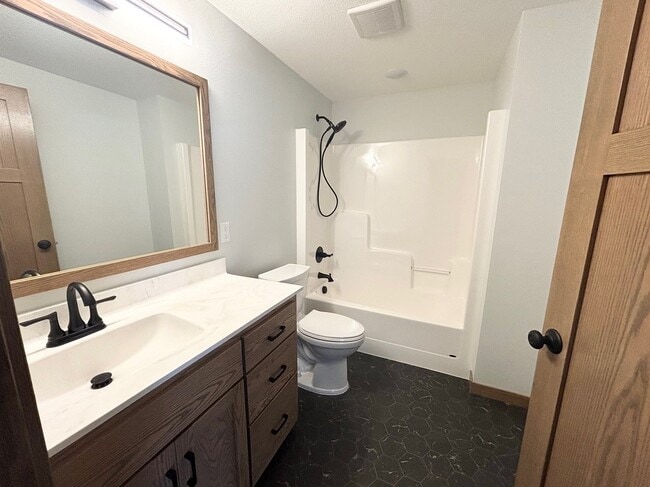 Building Photo - 577 Main St W