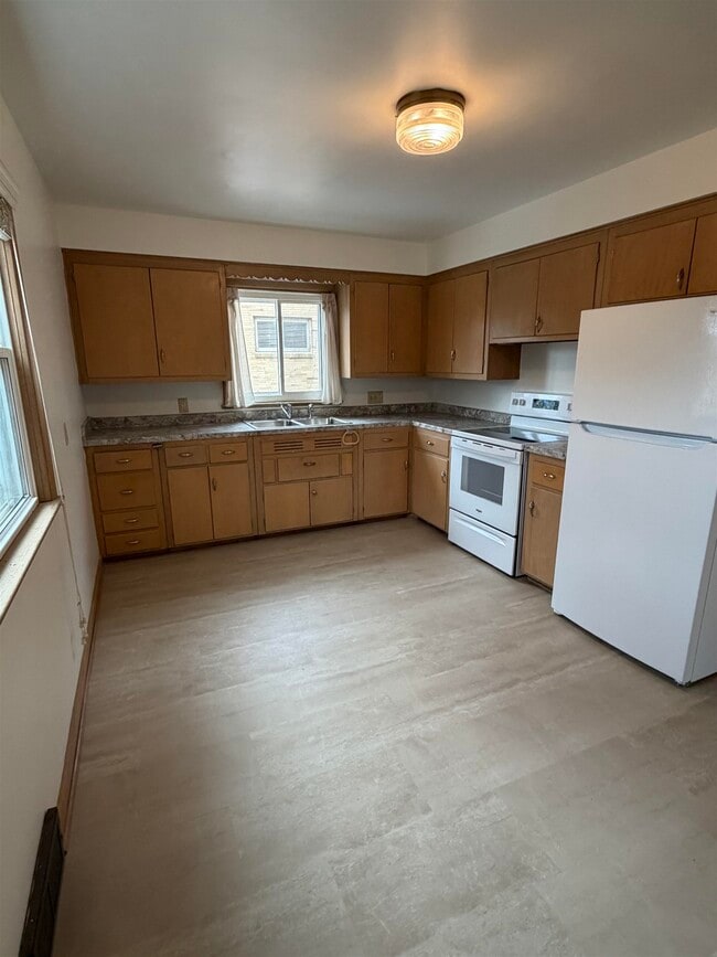 Building Photo - 529 W Olin Ave